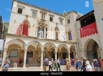 DUBROVNIK, KROATIEN - Juli 12,2019: Der Sponzapalast, auch genannt Divona, ist ein Palast aus dem 16. Jahrhundert in Dubrovnik, Kroatien. Es ist eine der sehr wenigen bu Stockfoto