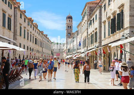 DUBROVNIK, KROATIEN - 12. JULI 2019: Touristen wandern in Stradun Hauptstraße in Dubrovnik, Kroatien. Stockfoto