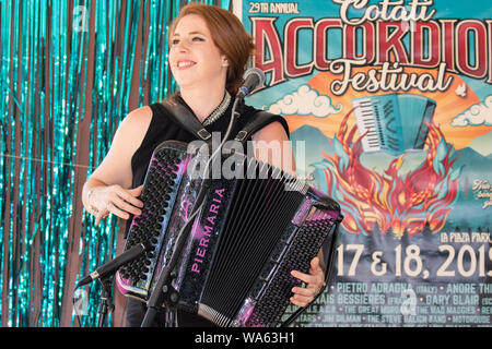 Anaïs Bessières durchführen am 29. jährliche Cotati Akkordeon Festival, Cotati, Kalifornien. Anaïs hagelt von Figeac, eine kleine mittelalterliche Stadt in Frankreich. Stockfoto