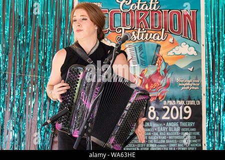 Anaïs Bessières durchführen am 29. jährliche Cotati Akkordeon Festival, Cotati, Kalifornien. Anaïs hagelt von Figeac, eine kleine mittelalterliche Stadt in Frankreich. Stockfoto