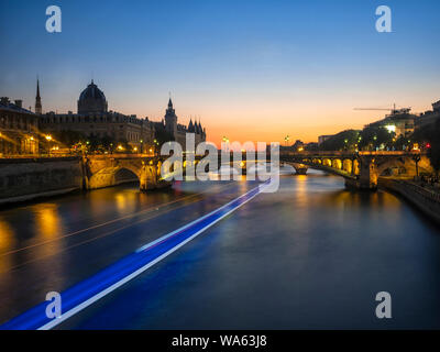 PARIS, FRANKREICH - 02. AUGUST 2018: Blick auf die Rive seine in der Nacht zum Handelsgericht links vom Bild Stockfoto