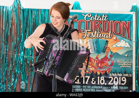 Anaïs Bessières durchführen am 29. jährliche Cotati Akkordeon Festival, Cotati, Kalifornien. Anaïs hagelt von Figeac, eine kleine mittelalterliche Stadt in Frankreich. Stockfoto