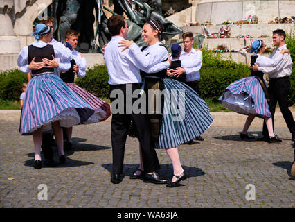 Ungarische traditionelle Tanz Truppe in folkloristische Bräuche mit einer öffentlichen Aufführung im Quadrat. Paare tanzen Holding. Cluj, Rumänien, August Stockfoto