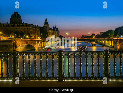 PARIS, FRANKREICH 02. AUGUST 2018: Blick auf die Rive seine bei Nacht von Pont d'Arcole in Richtung Pont Notre-Dame und dem Tribunal de Commerce (Gerichtshöfe) Stockfoto