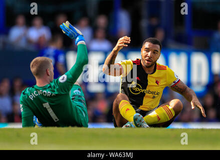 17. August 2019, Goodison Park, Liverpool, England; Premier League Football, Everton vs Watford: Troy Deeney (09) von Watford gratuliert Jordan Pickford (01) der FC Everton auf einen großen Speichern Credit: Conor Molloy/News Bilder der Englischen Football League Bilder unterliegen dem DataCo Lizenz Stockfoto