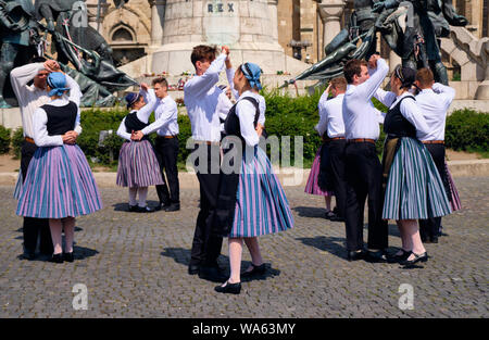 Ungarische traditionelle Tanz Truppe in folkloristische Bräuche mit einer öffentlichen Aufführung im Quadrat. Tänzerin, die in Paaren, Mann. Cluj, Rumänien, Stockfoto