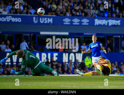 17. August 2019, Goodison Park, Liverpool, England; Premier League Football, Everton vs Watford: Jordanien Pickford (01) von Everton spart an Point Blank reichen von Troy Deeney (09) von Watford Credit: Conor Molloy/News Bilder der Englischen Football League Bilder unterliegen DataCo Lizenz Stockfoto