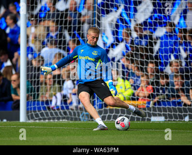 17. August 2019, Goodison Park, Liverpool, England; Premier League Football, Everton vs Watford: Jordanien Pickford (01) von Everton wärmt für das Spiel Quelle: Conor Molloy/News Bilder der Englischen Football League Bilder unterliegen DataCo Lizenz Stockfoto