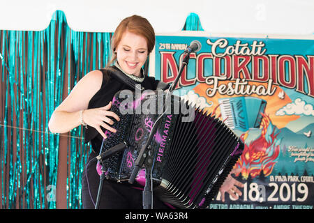 Anaïs Bessières durchführen am 29. jährliche Cotati Akkordeon Festival, Cotati, Kalifornien. Anaïs hagelt von Figeac, eine kleine mittelalterliche Stadt in Frankreich. Stockfoto