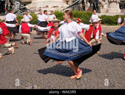 Polnischen traditionellen Tanz Truppe in folkloristische Bräuche mit einer öffentlichen Aufführung im Quadrat. Paar Nummer, mit der man das Plädieren Dame. Cluj, Rumänien, Stockfoto