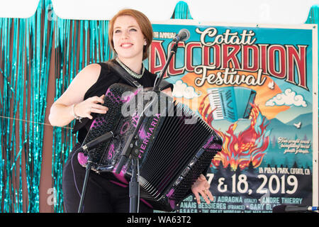 Anaïs Bessières durchführen am 29. jährliche Cotati Akkordeon Festival, Cotati, Kalifornien. Anaïs hagelt von Figeac, eine kleine mittelalterliche Stadt in Frankreich. Stockfoto