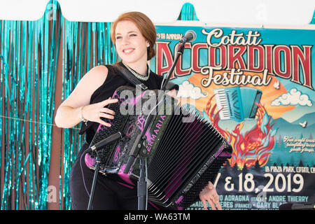 Anaïs Bessières durchführen am 29. jährliche Cotati Akkordeon Festival, Cotati, Kalifornien. Anaïs hagelt von Figeac, eine kleine mittelalterliche Stadt in Frankreich. Stockfoto