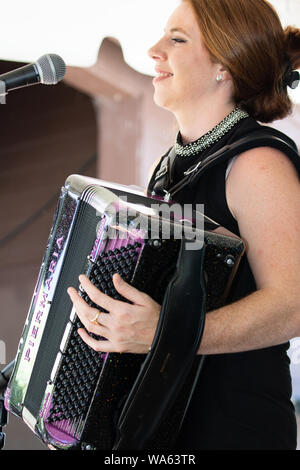 Anaïs Bessières durchführen am 29. jährliche Cotati Akkordeon Festival, Cotati, Kalifornien. Anaïs hagelt von Figeac, eine kleine mittelalterliche Stadt in Frankreich. Stockfoto