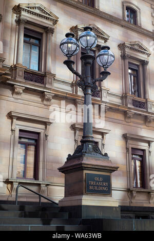 Reflektierte Licht von Wolkenkratzern auf der anderen Seite der Fahrbahn Melbourne's Old Treasury Building. Stockfoto