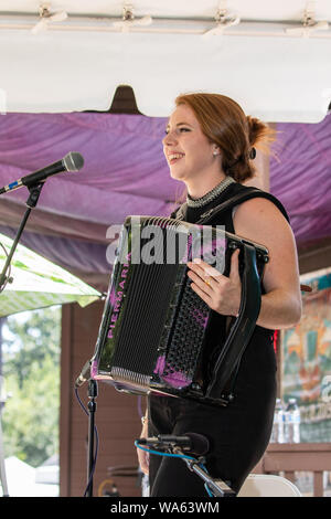 Anaïs Bessières durchführen am 29. jährliche Cotati Akkordeon Festival, Cotati, Kalifornien. Anaïs hagelt von Figeac, eine kleine mittelalterliche Stadt in Frankreich. Stockfoto