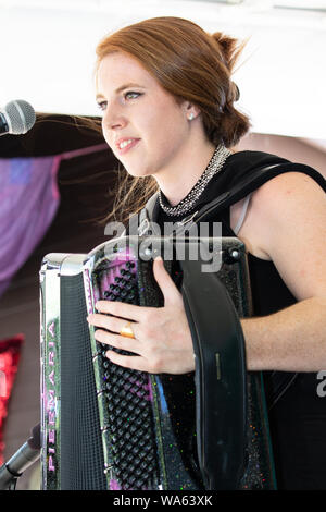 Anaïs Bessières durchführen am 29. jährliche Cotati Akkordeon Festival, Cotati, Kalifornien. Anaïs hagelt von Figeac, eine kleine mittelalterliche Stadt in Frankreich. Stockfoto