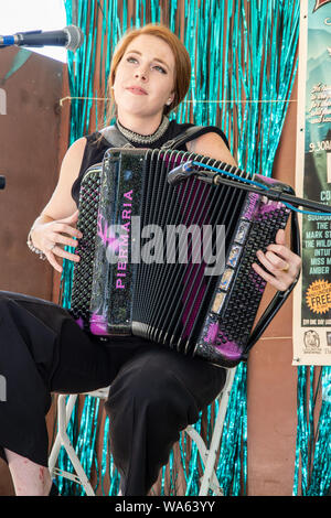 Anaïs Bessières durchführen am 29. jährliche Cotati Akkordeon Festival, Cotati, Kalifornien. Anaïs hagelt von Figeac, eine kleine mittelalterliche Stadt in Frankreich. Stockfoto