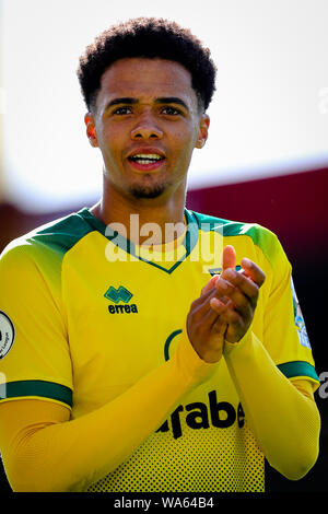 17. August 2019, Carrow Road, Norwich, England, Premier League, Fußball, Norwich City vs Newcastle United: Jamal Lewis (12) von Norwich City begrüßt Fans nach ihrem Sieg Credit: Georgie Kerr/News Bilder der Englischen Football League Bilder unterliegen DataCo Lizenz Stockfoto