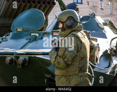 Murmansk, Russland - 22 April, 2019: Russischer Soldat in modernem Outfit steht an militärischer Ausrüstung Stockfoto