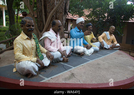 Idole des Dorfes Sarapanchas oder fünf Senior kluge Leute des Dorfes bei Janapada Loka Folk Art Museum, Ramanagara, Karnataka, Indien, Asien Stockfoto