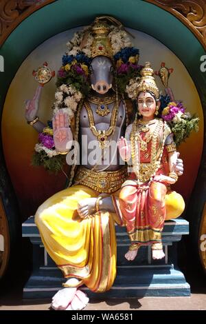 Statue von Lord Varaha, Hindu Wildschwein Gott in Sri Veeramakaliamman Tempel, Little India, Singapur Stockfoto