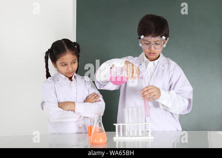 Schüler experimentieren in einem Chemielabor Stockfoto