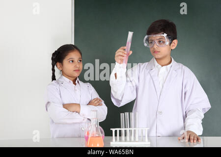 Schüler experimentieren in einem Chemielabor Stockfoto