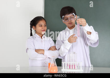 Schüler experimentieren in einem Chemielabor Stockfoto