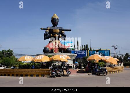 Statue der Landarbeiter, die dank wurde König Dambong zu einem Magic Stick, der Name der zweiten Kambodscha Stadt Battambang Stockfoto