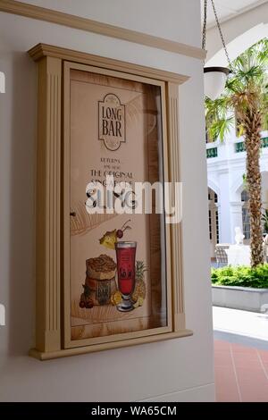 Neues Poster der Bekanntgabe Wiedereröffnung der langen Bar, Raffles Hotel, Singapur im August 2019, der Heimat der berühmten Singapore Sling Cocktail nach Wiederherstellung Stockfoto