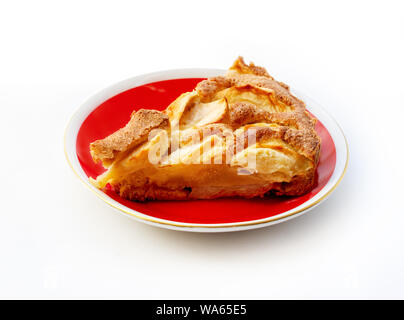 Ein Stück Apfel Birne Kuchen auf dem Teller auf weißem Hintergrund Stockfoto