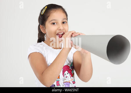 Mädchen in einem Papier-Megaphon schreien Stockfoto