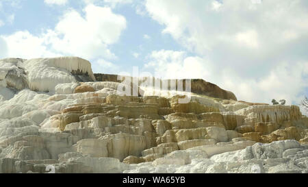 Weite Einstellung auf mineralischen Zusammensetzungen auf Palette Quellen in Yellowstone Stockfoto