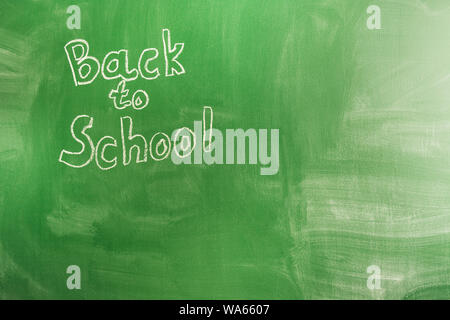 Zurück zum Konzept der Schule mit der geschriebenen Worte mit Kreide auf grüner Tafel. Beginn des Schuljahres. Platz kopieren Stockfoto