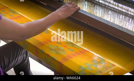 GIANYAR, Indonesien - Juni, 19, 2017: Ein Arbeiter weben Batik Tuch in einer Fabrik in Bali. Stockfoto