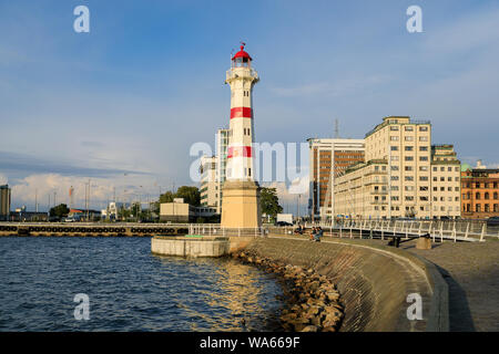 Der Leuchtturm und die Brücke in den Hafen von Malmö, Schweden Stockfoto