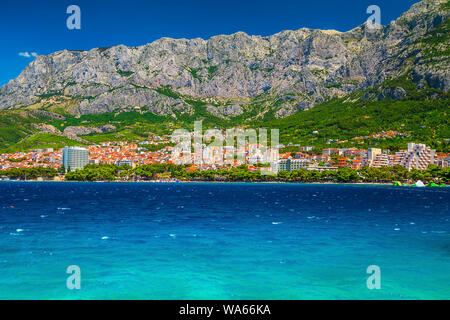 Super Sommer Urlaub, Makarska Stadtbild mit Bergen, Meer und Strand. Wundervolle Adria Resort mit blauem Meer, Makarska Rivier Stockfoto