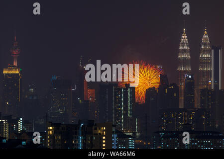 Feuerwerk über die Petronas Twin Towers explodieren während der Mitternacht Anzeige am 45. Jahrestag von Petronas in der Innenstadt von Kuala Lumpur. Stockfoto