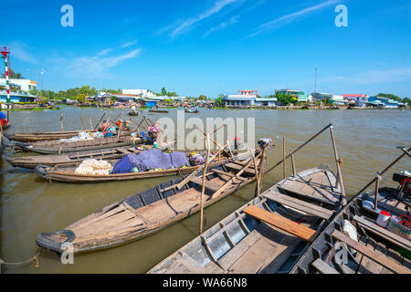 Wharf am Nachmittag im Mekong Delta mit vielen Boote erwarten die Gäste auf der anderen Seite des Flusses ist sehr beschäftigt, wie Kultur in Soc Trang, Vietnam Stockfoto