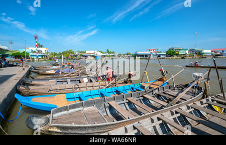 Wharf am Nachmittag im Mekong Delta mit vielen Boote erwarten die Gäste auf der anderen Seite des Flusses ist sehr beschäftigt, wie Kultur in Soc Trang, Vietnam Stockfoto