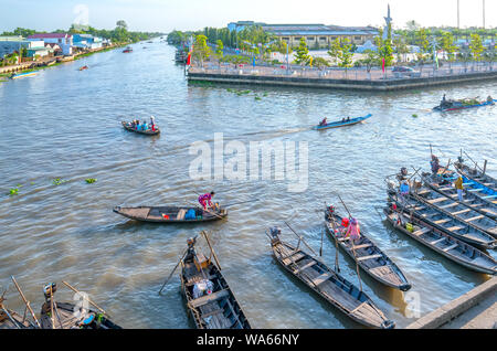 Wharf am Nachmittag im Mekong Delta mit vielen Boote erwarten die Gäste auf der anderen Seite des Flusses ist sehr beschäftigt, wie Kultur in Soc Trang, Vietnam Stockfoto