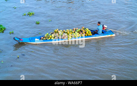 Wharf am Nachmittag im Mekong Delta mit vielen Boote erwarten die Gäste auf der anderen Seite des Flusses ist sehr beschäftigt, wie Kultur in Soc Trang, Vietnam Stockfoto