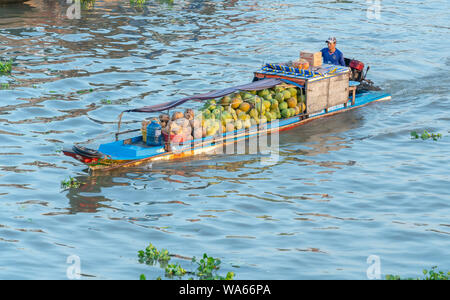 Wharf am Nachmittag im Mekong Delta mit vielen Boote erwarten die Gäste auf der anderen Seite des Flusses ist sehr beschäftigt, wie Kultur in Soc Trang, Vietnam Stockfoto