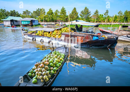 Wharf am Nachmittag im Mekong Delta mit vielen Boote erwarten die Gäste auf der anderen Seite des Flusses ist sehr beschäftigt, wie Kultur in Soc Trang, Vietnam Stockfoto