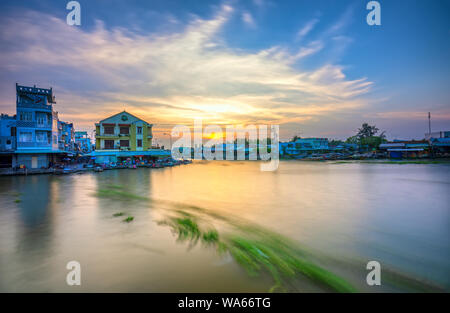 Sunset Landschaft am schönen Ufer des Mekong Delta in Soc Trang, Vietnam Stockfoto