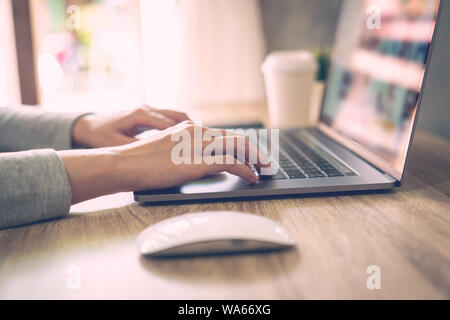 Business Frau mit Laptop Computer online Aktivität auf Holz Tisch im Home Office. Stockfoto