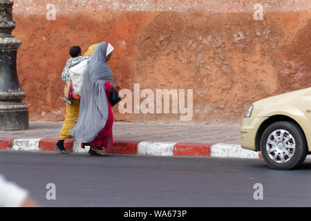 Zwei muslimische Frauen in tradiitonal Roben Überqueren der Straße Stockfoto