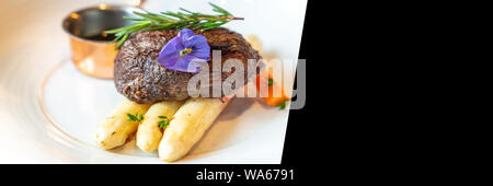 Gegrilltes Lachsfilet mit gegrillten weißen Spargel mit Tomaten und spinachd für die Verwendung als Web Banner Entwurf Stockfoto