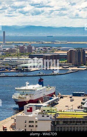 Luftaufnahme von touristischen Kreuzfahrtschiff Büchse an Kobe Port Bay in der Innenstadt die Stadt Kobe Hyogo Japan Stockfoto