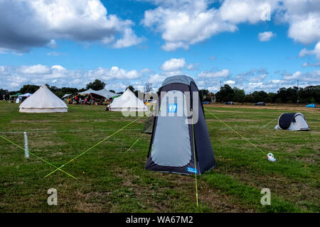 UK, London, Blackheath Gemeinsame, 17.-18. August 2019. Ein Aussterben Rebellion Ereignis in South East London dieses Wochenende schärfen das Bewusstsein für die zunehmende globale Klimawandel. Aktivisten haben geplanter Tätigkeiten auf Blackheath Gemeinsamen Rat und Regierung die Investitionen in der Industrie für fossile Brennstoffe und ihre Auswirkungen auf das Leben auf dem Land und in den Ozeanen zu protestieren. Das zweitägige Festival Diskussionen, Lautsprecher, live Band und Unterhaltung aufgenommen hat. Ein kostenloses Essen (mit freiwilligen Spende) abgewürgt wird, veganes Essen in die Menge. Am Sonntag (18. August) wird es eine "neue Schwarze Tod Prozession", wo die Demonstranten werden Stockfoto